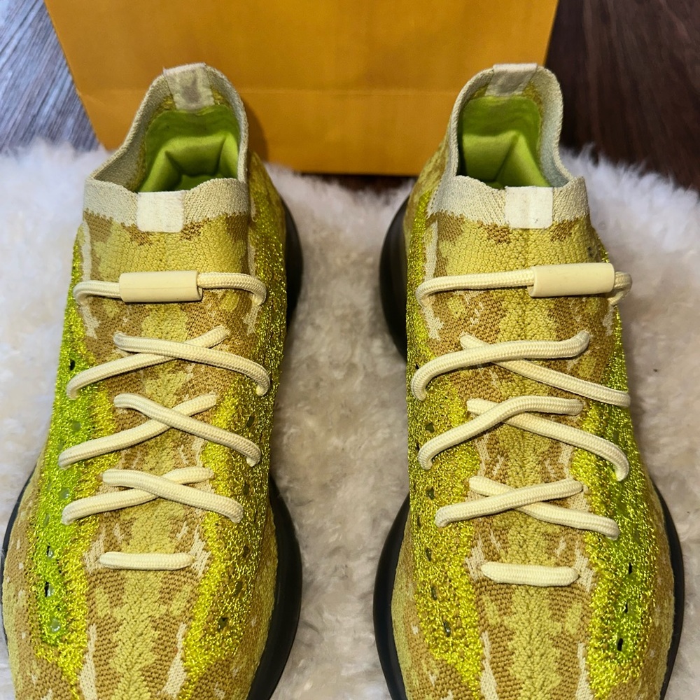 - [x] Yeezy boost 380 lime green yellow size 6 no insole worn once authentic